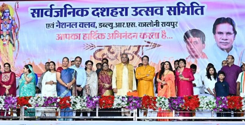  मुख्यमंत्री श्री बघेल राजधानी रायपुर के डब्ल्यूआरएस मैदान में आयोजित दशहरा उत्सव में हुए शामिल