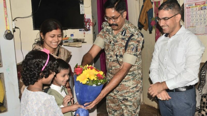 वरिष्ट पुलिस अधिकारियों ने शहीदों के घर जाकर सौंपे उपहार