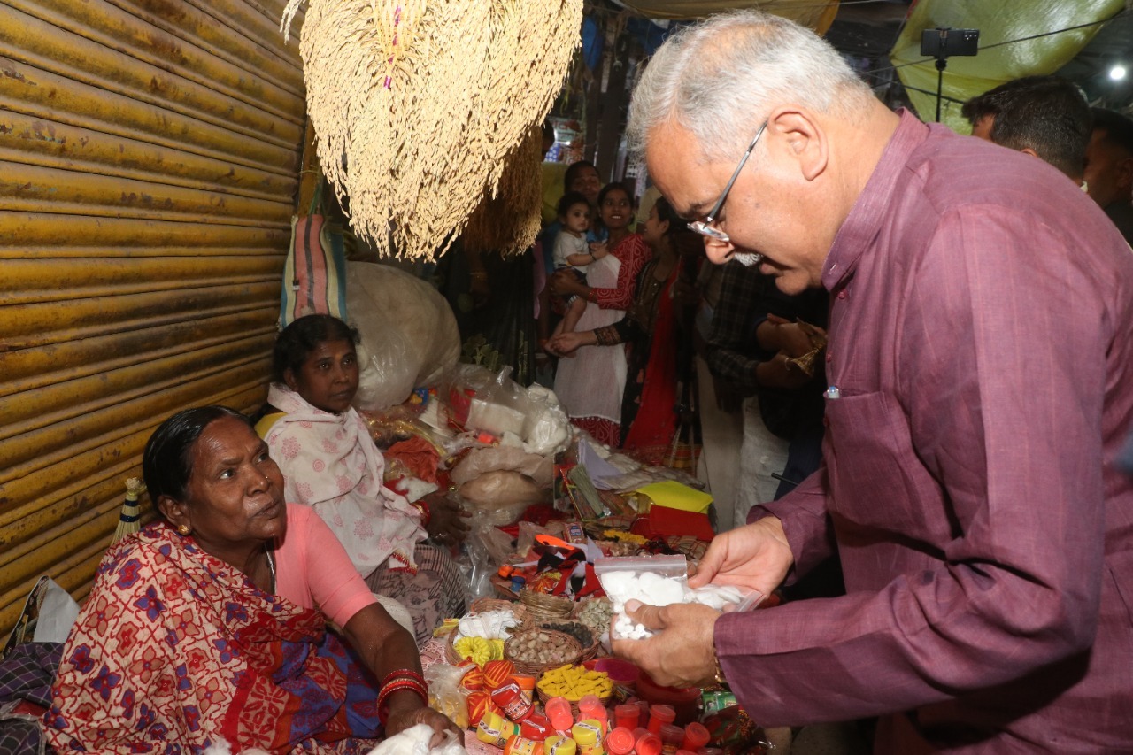 बाजार में है रौनक, मैंने भी अपने घर के लिए की दीपावली की खरीदी : मुख्यमंत्री श्री भूपेश बघेल