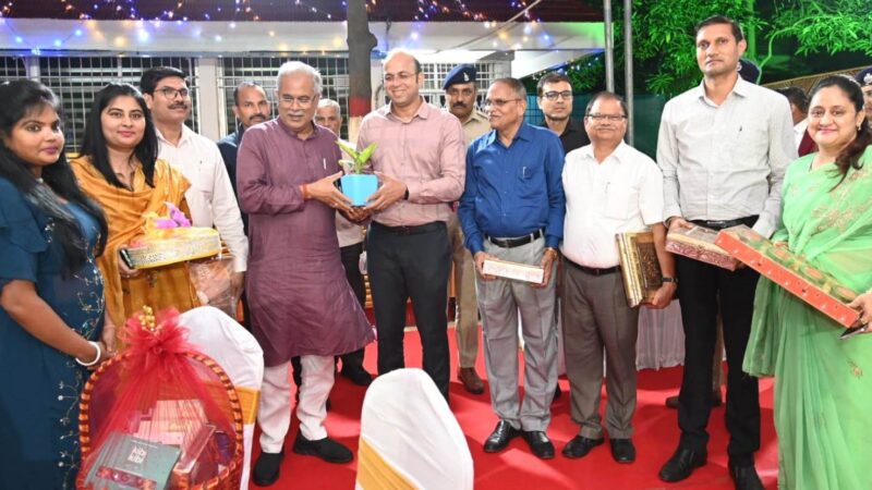 मुख्यमंत्री श्री भूपेश बघेल से रायपुर जिला प्रशासन के अधिकारियों ने मुलाकात कर दीपावली की शुभकामनाएं दीं