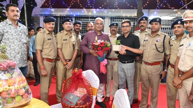 मुख्यमंत्री श्री भूपेश बघेल से रायपुर पुलिस प्रशासन के अधिकारियों ने मुलाकात कर दी दीपावली शुभकामनाएं