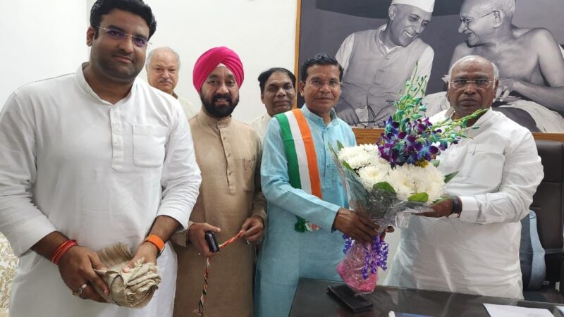 प्रदेश कांग्रेस अध्यक्ष मोहन मरकाम ने नवनिर्वाचित अध्यक्ष से मिलकर दिया बधाई