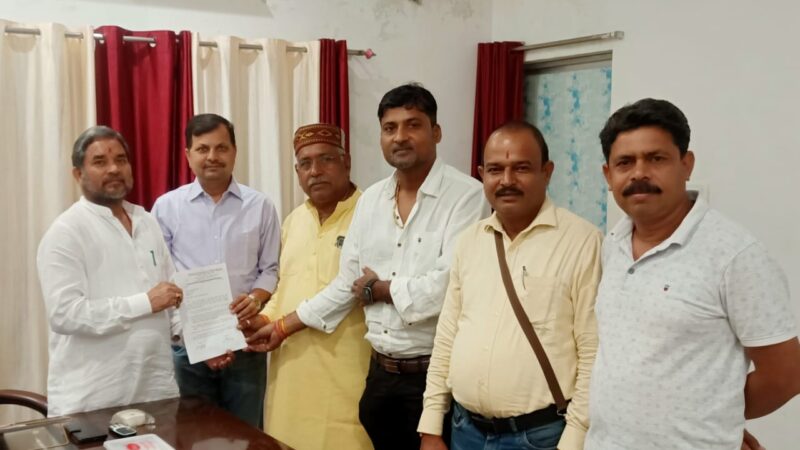 छठ पूजा समिति के पदाधिकारी छठ पूजा आयोजन को लेकर समिति में जिलाधीश, पुलिस अधीक्षक, आयुक्त और महापौर से की मुलाकात