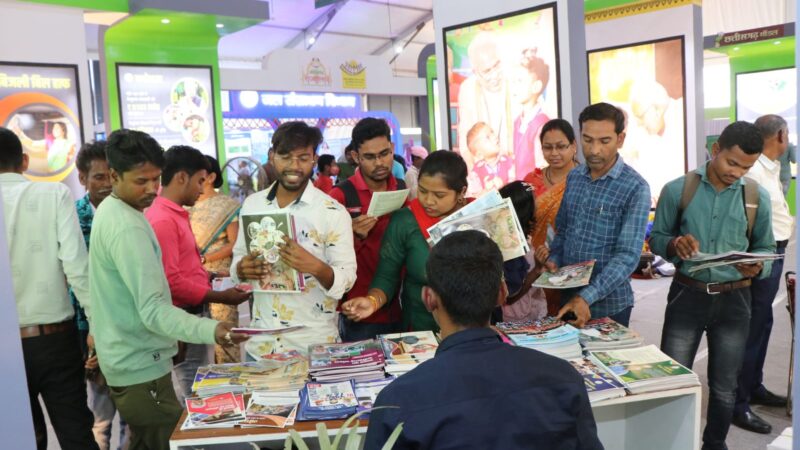 जनसंपर्क के स्टॉल में चल रही है क्विज प्रतियोगिता