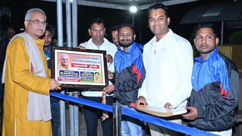मुख्यमंत्री श्री बघेल से ‘मुख्यमंत्री ट्रॉफी’ टेनिस बॉल क्रिकेट प्रतियोगिता के आयोजकों ने की सौजन्य मुलाकात