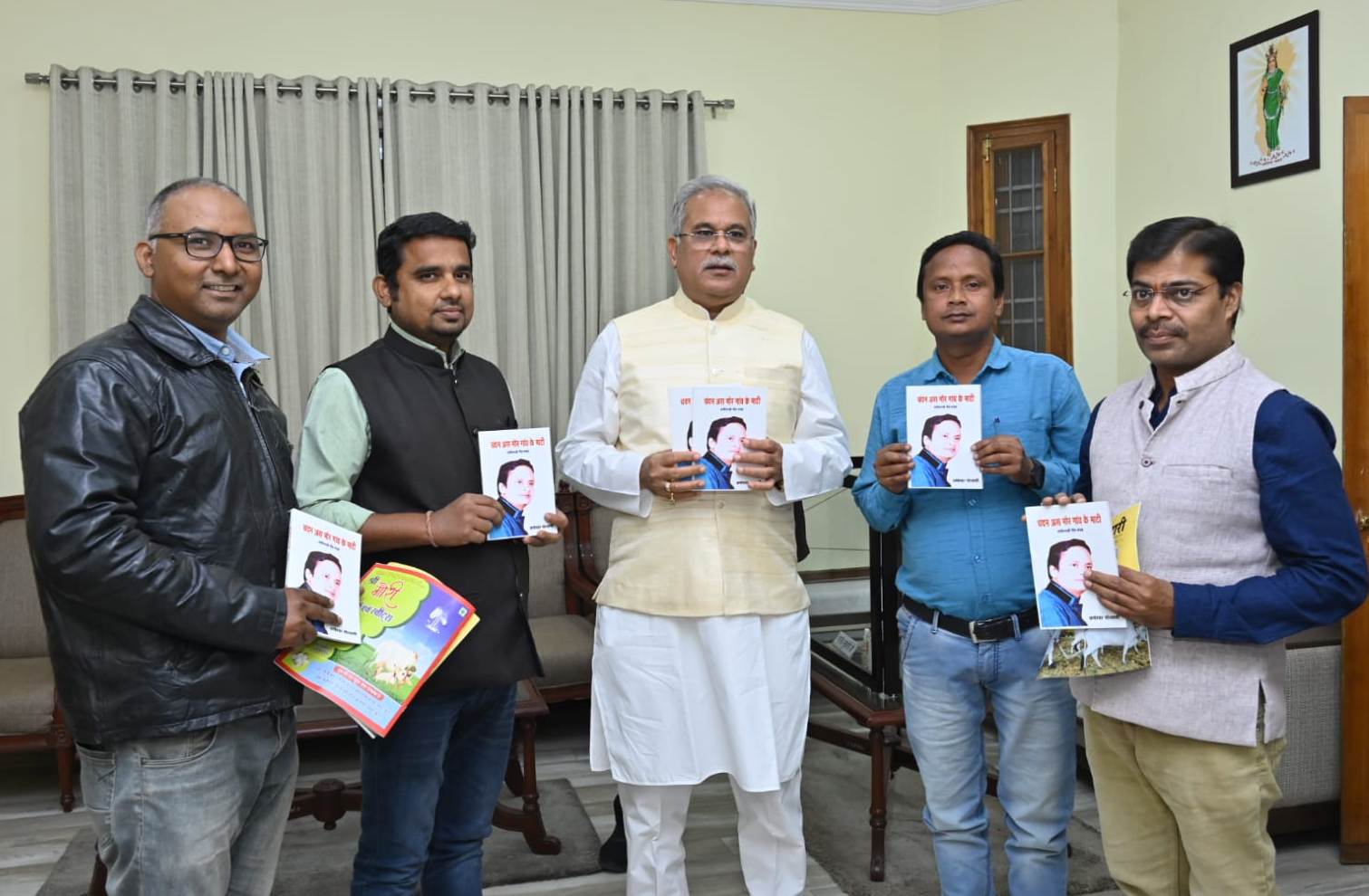 मुख्यमंत्री ने किया छत्तीसगढ़ी पत्रिका ‘अरई तुतारी’ और गीत संग्रह ‘चंदन अस मोर गांव के माटी’ का विमोचन