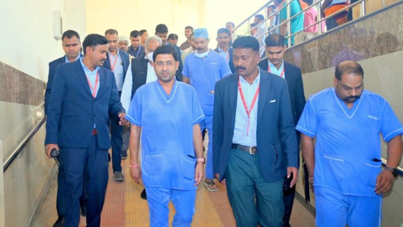 नंद कुमार बघेल पिछले दो दिनों से श्री बालाजी हॉस्पिटल में भर्ती पिता से मिलने गये मुख्यमंत्री भूपेश बघेल हॉस्पिटल