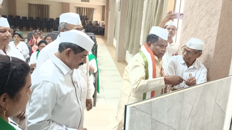 छत्तीसगढ़ कांग्रेस सेवादल के 200 से अधिक सेवादल के साथी जो आजादी गौरव यात्रा में शामिल हुए कार्यकर्ताओं को कैबिनेट मंत्री ने किया सम्मानित