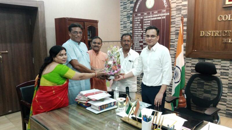 अरपा विकास प्राधिकरण के नव नियुक्त पदाधिकारी माँ महामाया के दर्शन कर जिलाधीश सौरभ कुमार से मिले