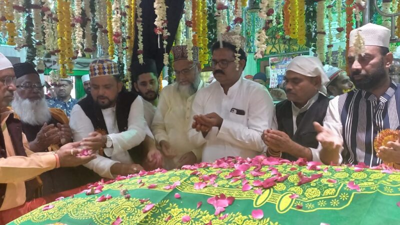 पर्यटन मंडल अध्यक्ष अटल श्रीवास्तव उर्स के अवसर पर लूथरा शरीफ पहुंचकर शहर और प्रदेश के लिए बाबा से दुआ मांगी