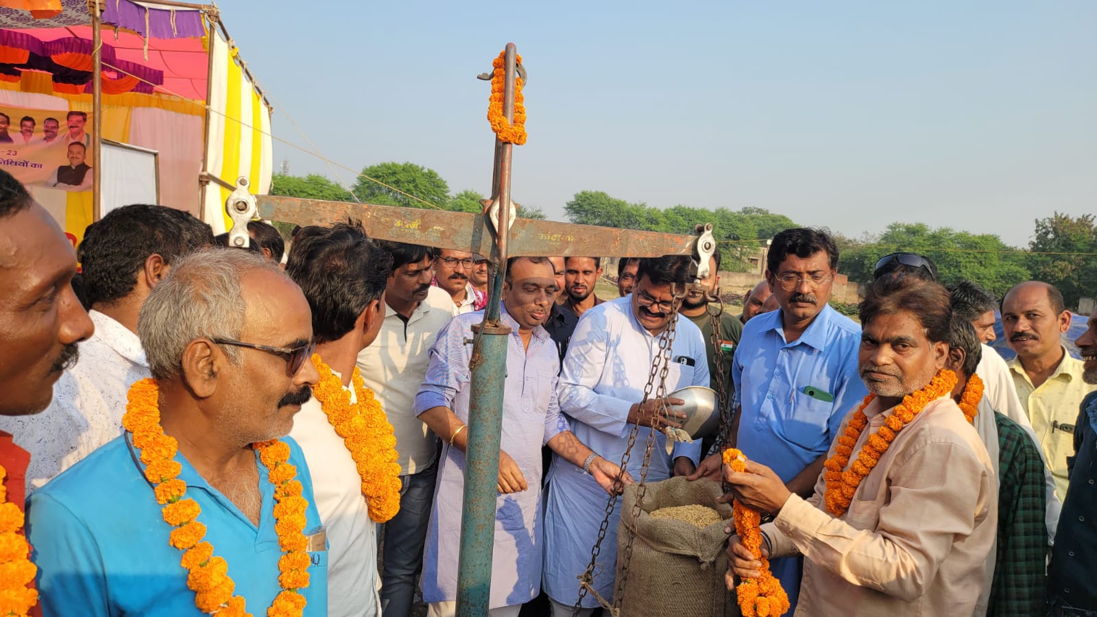 दगौरी पहुंचकर धान खरीदी केन्द्र में धान खरीदी का किया शुभारम्भ