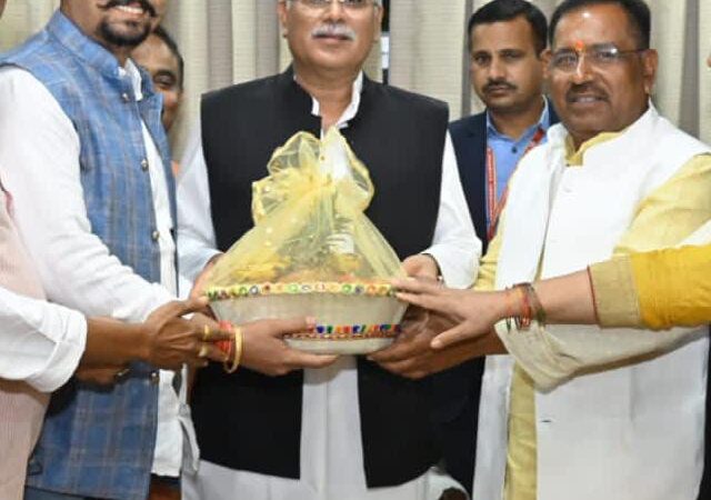 छठ पूजा समिति ने मुख्यमंत्री भूपेश बघेल एवं नगरीय प्रशासन मंत्री शिव डहरिया को दिया छठ पूजा का प्रसाद