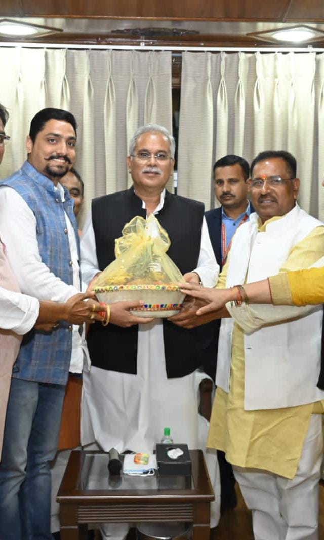 छठ पूजा समिति ने मुख्यमंत्री भूपेश बघेल एवं नगरीय प्रशासन मंत्री शिव डहरिया को दिया छठ पूजा का प्रसाद