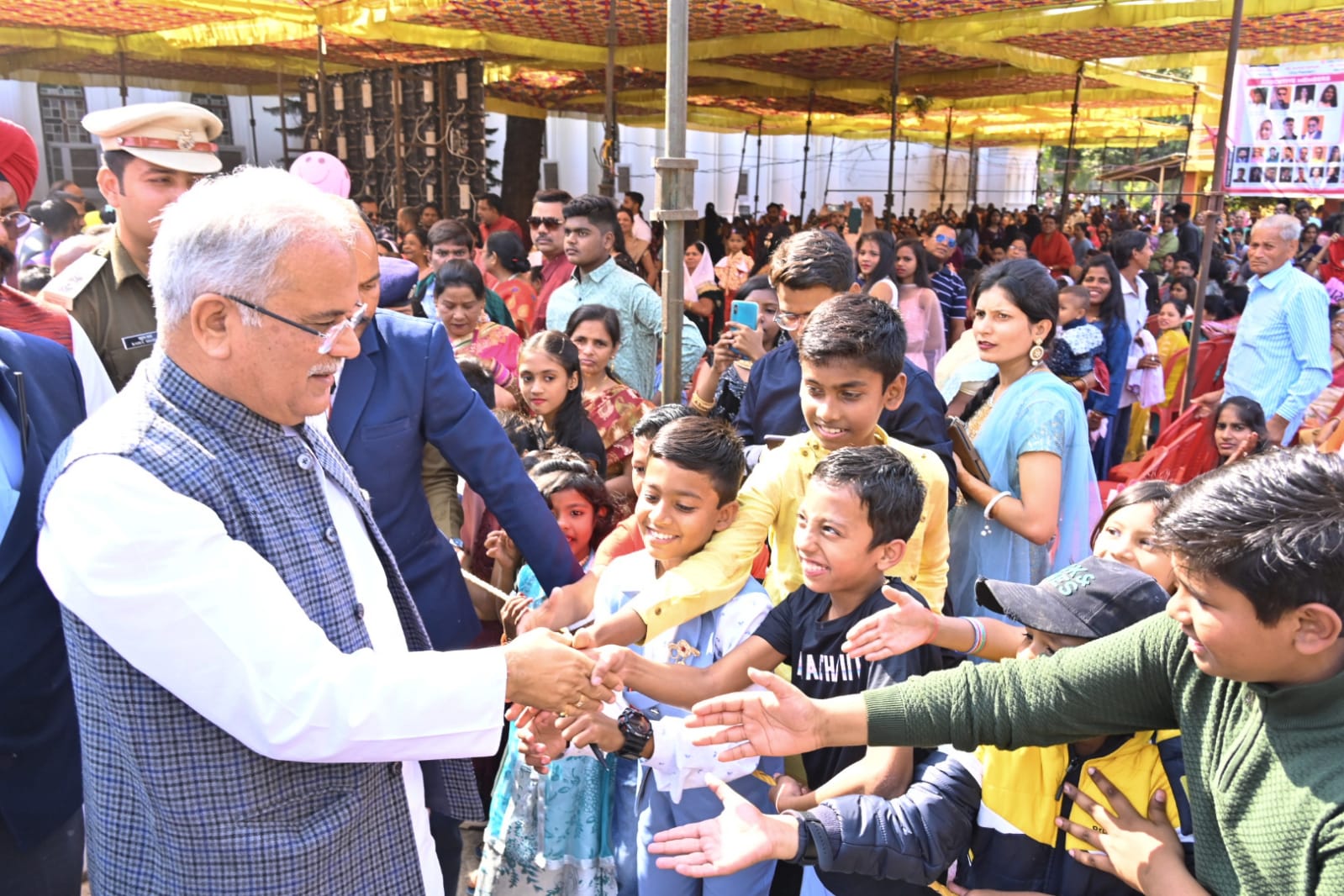 प्रभु यीशु के संदेशों में भाईचारा है, प्रेम है जिससे दुनिया में फैले हिंसा, घृणा, ईर्ष्या और दुख को पराजित किया जा सकता है  : श्री भूपेश बघेल