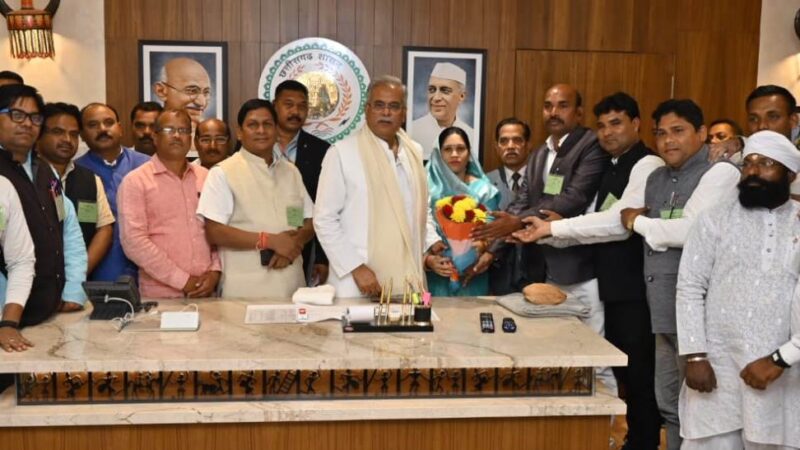 मुख्यमंत्री श्री बघेल को बाबा गुरु घासीदास जयंती मेला सारंगढ़ में शामिल होने का न्योता