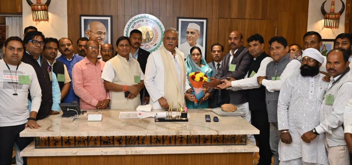 मुख्यमंत्री श्री बघेल को बाबा गुरु घासीदास जयंती मेला सारंगढ़ में शामिल होने का न्योता