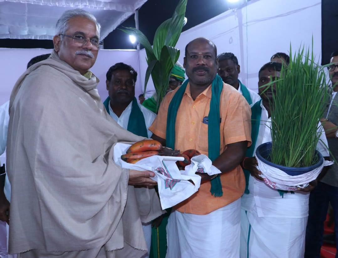  मुख्यमंत्री को नारियल के पौधे और धान की बालियां देकर किया स्वागत