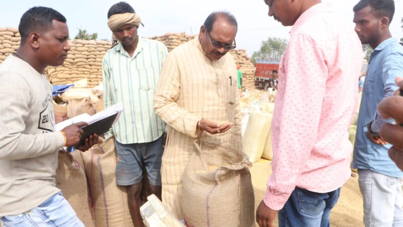 धान उठाव कार्य में गति लाने एवं किसानों को सुविधाएं उपलब्ध कराने के दिए निर्देश