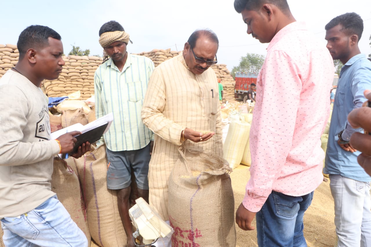 धान उठाव कार्य में गति लाने एवं किसानों को सुविधाएं उपलब्ध कराने के दिए निर्देश