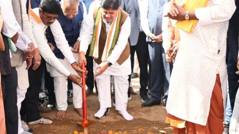 सड़क निर्माण के कार्य तेजी से किए जा रहे हैं – श्री ताम्रध्वज साहू