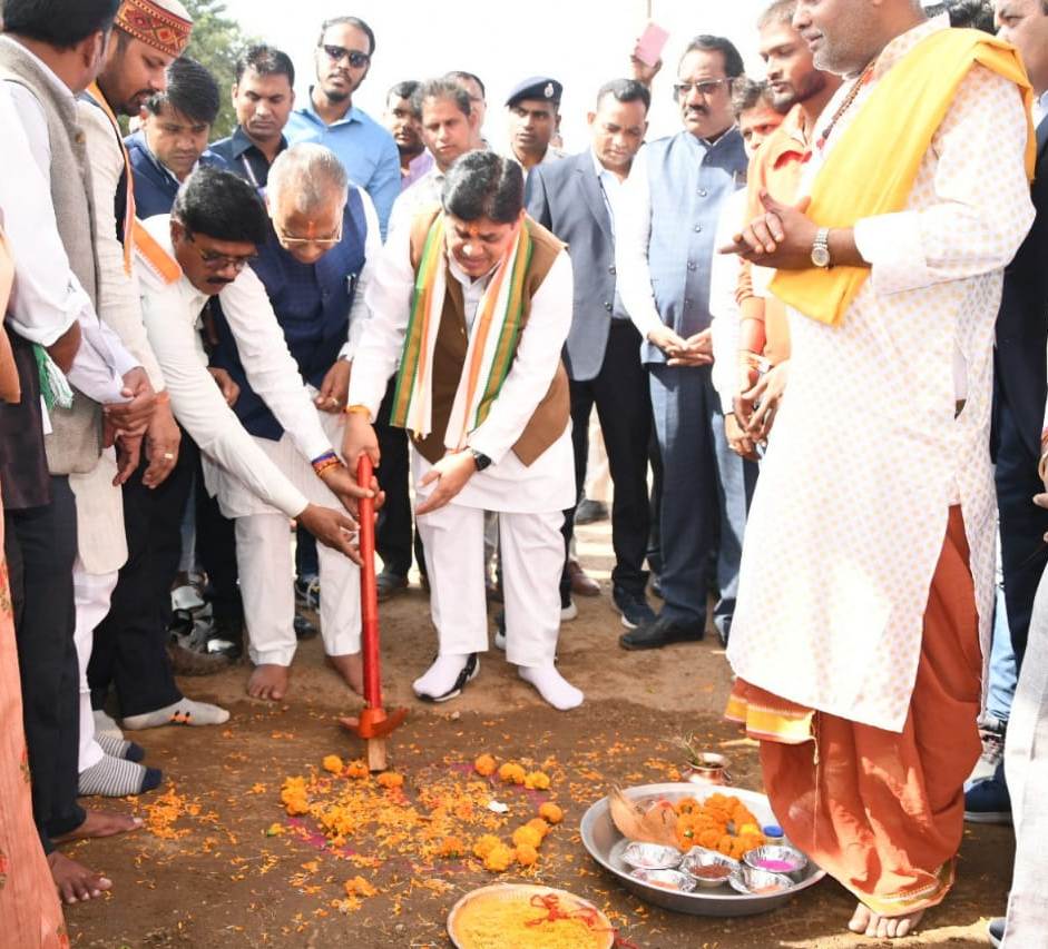 सड़क निर्माण के कार्य तेजी से किए जा रहे हैं – श्री ताम्रध्वज साहू