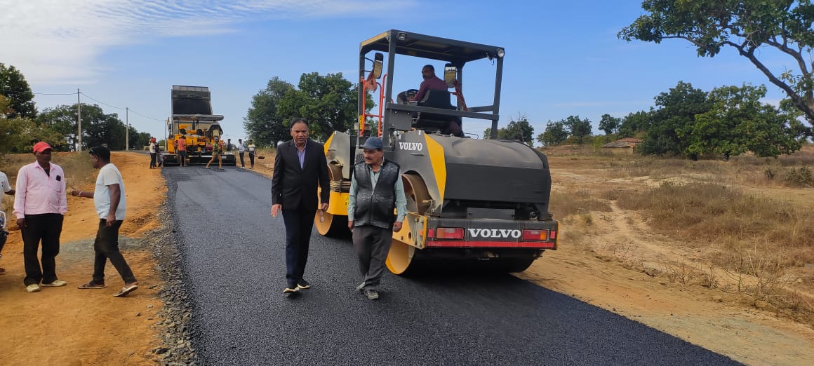 कलेक्टर श्री ध्रुव ने सड़क डामरीकरण कार्यों लिया जायजा