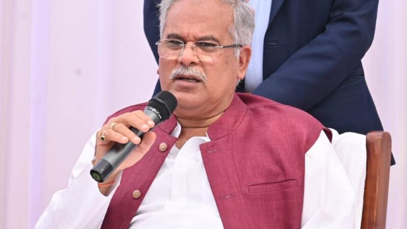 ग्रामीण अर्थव्यवस्था मजबूती के लिए चलाए जा रहे कार्यक्रम पर विशेष ध्यान दे: मुख्यमंत्री श्री बघेल..बागबाहरा में अधिकारियों की समीक्षा बैठक