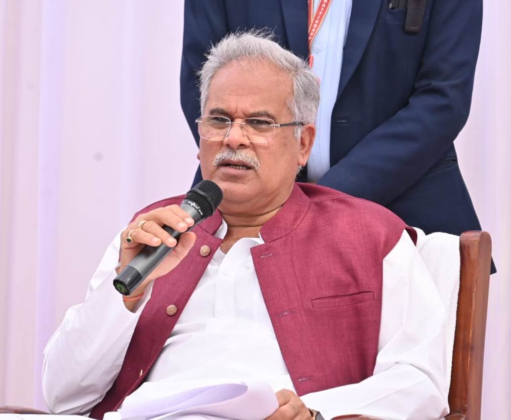 ग्रामीण अर्थव्यवस्था मजबूती के लिए चलाए जा रहे कार्यक्रम पर विशेष ध्यान दे: मुख्यमंत्री श्री बघेल..बागबाहरा में अधिकारियों की समीक्षा बैठक