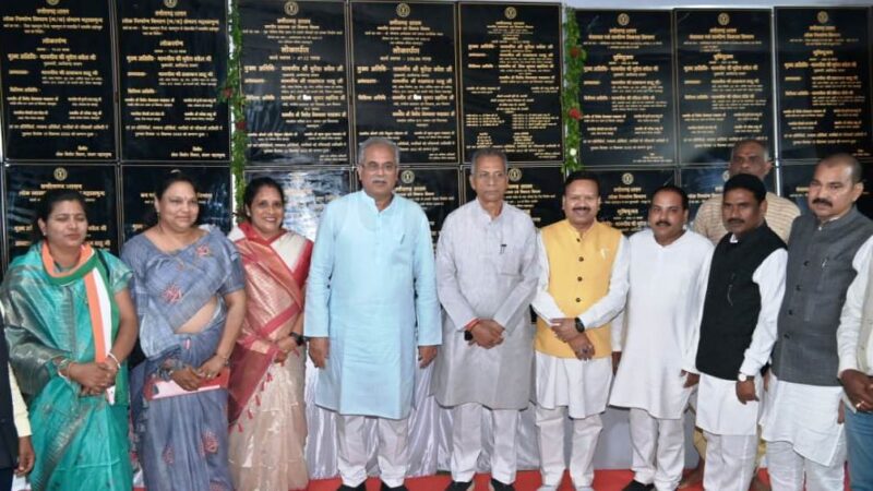 मुख्यमंत्री ने किया महासमुंद विधानसभा क्षेत्र के लिए 136 करोड़ रूपए से अधिक के विकास कार्यों का भूमिपूजन एवं लोकार्पण
