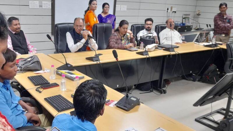 दृष्टिबाधित बच्चों को स्मार्टफोन के साथ की-बोर्ड का प्रशिक्षण