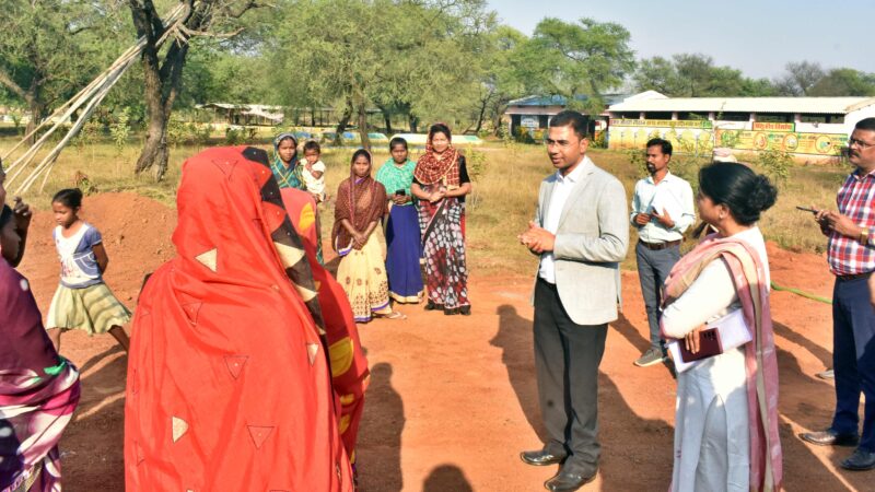 बालोद में गोबर से प्राकृतिक पेंट निर्माण यूनिट की स्थापना का काम शुरू… कलेक्टर श्री शर्मा ने किया निरीक्षण
