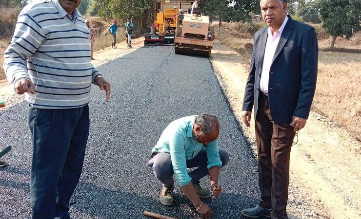 हॉट मिक्स प्लांट में गिट्टी से भरे कन्टेनर को तत्काल हटवाने के निर्देश