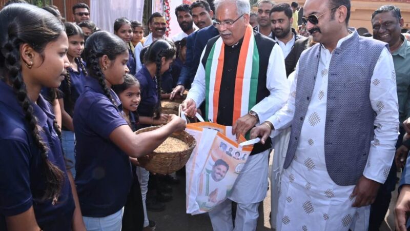 छेरछेरा पर मुख्यमंत्री श्री भूपेश बघेल ने गली-गली घूमकर मांगा दान