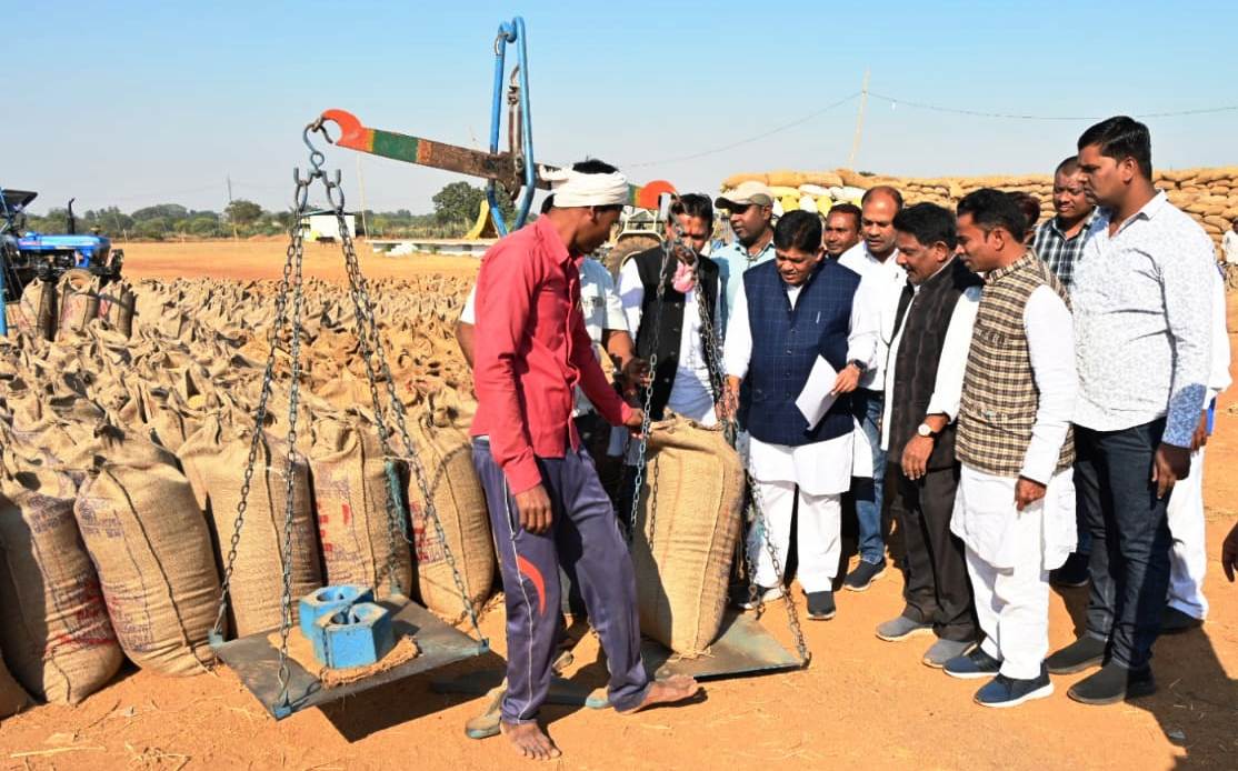 नगरीय प्रशासन मंत्री डॉ. डहरिया ने धान खरीदी केन्द्र का किया औचक निरीक्षण