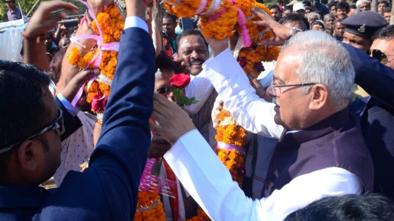 मुख्यमंत्री ने पाली-तानाखार विधानसभा के ग्राम पिपरिया में भेंट-मुलाकात में जानी योजनाओं की मैदानी हकीकत क्षेत्र के विकास के लिए की अनेक घोषणाएं