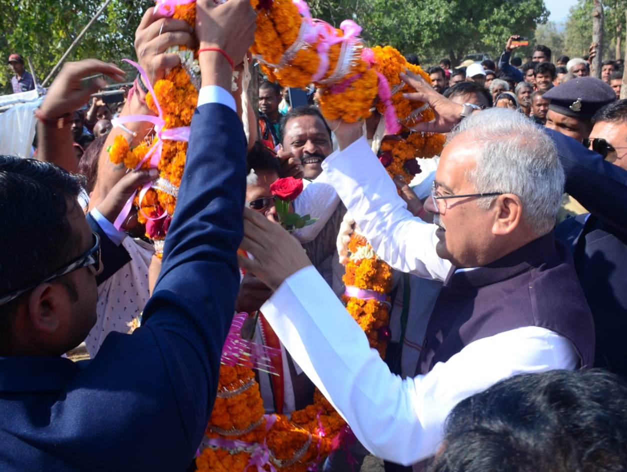 मुख्यमंत्री ने पाली-तानाखार विधानसभा के ग्राम पिपरिया में भेंट-मुलाकात में जानी योजनाओं की मैदानी हकीकत क्षेत्र के विकास के लिए की अनेक घोषणाएं