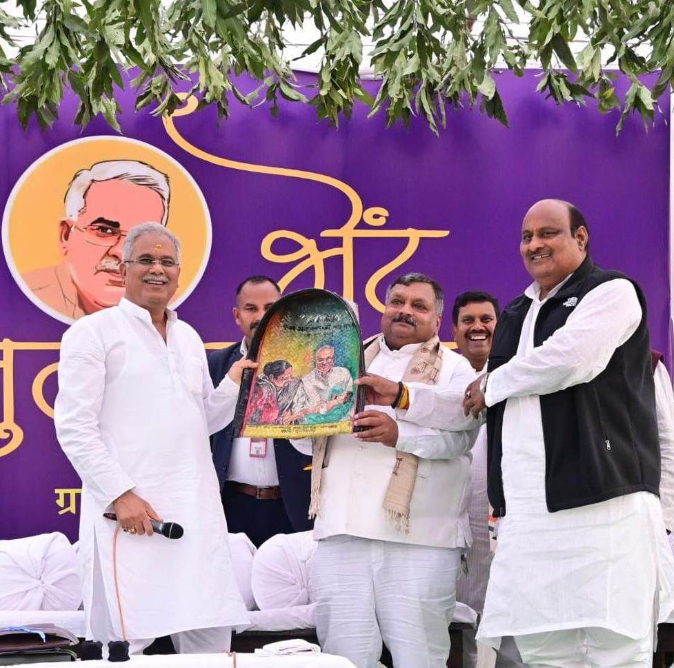 भेंट-मुलाकात में कटघोरा विधानसभा के रंजना पहुंचे मुख्यमंत्री ने की सौगातों की बारिश