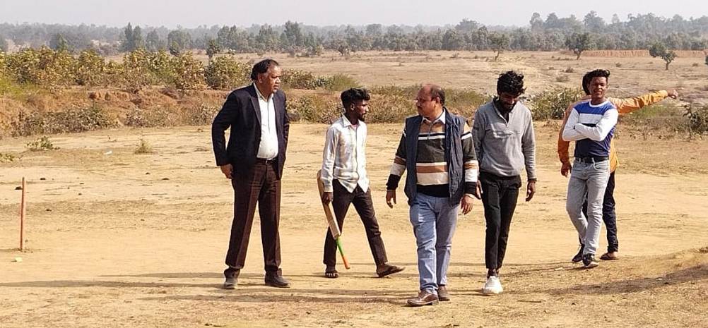 कलेक्टर श्री ध्रुव ने फाटपानी स्कूल में बच्चों की क्लास ली