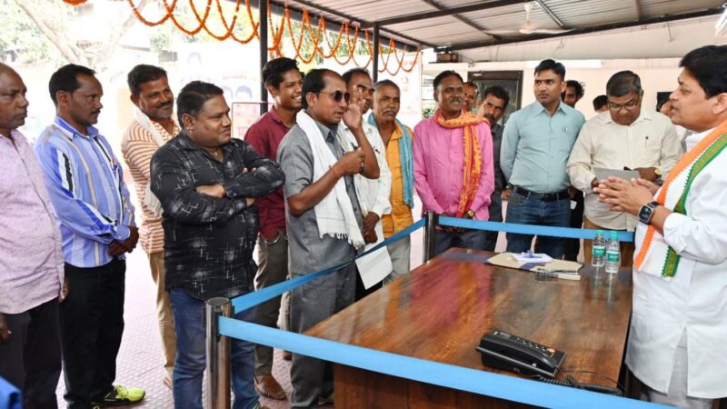 नगरीय प्रशासन मंत्री डॉ. डहरिया ने क्षेत्रीय प्रतिनिधियों एवं आमजनों से की मुलाकात