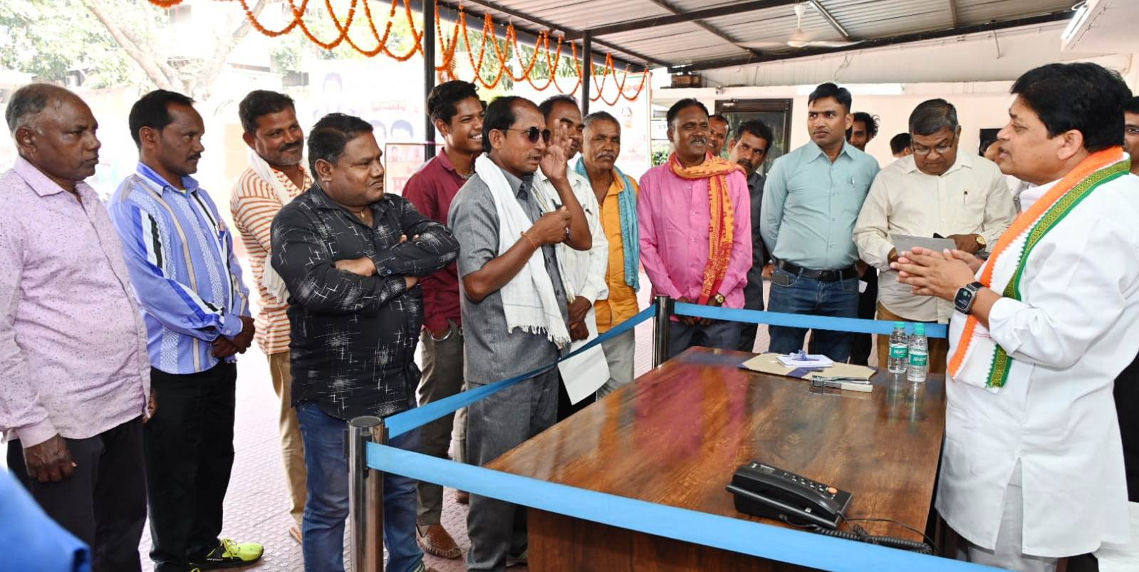 नगरीय प्रशासन मंत्री डॉ. डहरिया ने क्षेत्रीय प्रतिनिधियों एवं आमजनों से की मुलाकात