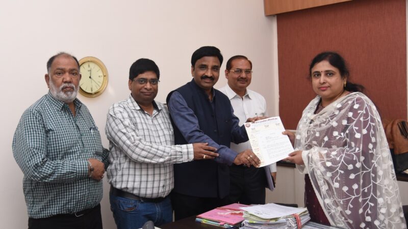 राजपत्रित अधिकारी संघ के अध्यक्ष श्री कमल वर्मा के नेतृत्व में मुख्य सचिव को सौंपा गया ज्ञापन
