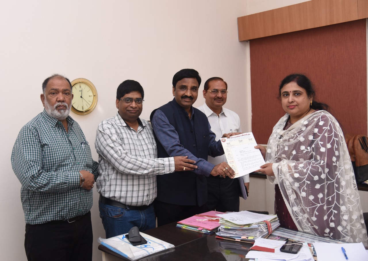 राजपत्रित अधिकारी संघ के अध्यक्ष श्री कमल वर्मा के नेतृत्व में मुख्य सचिव को सौंपा गया ज्ञापन