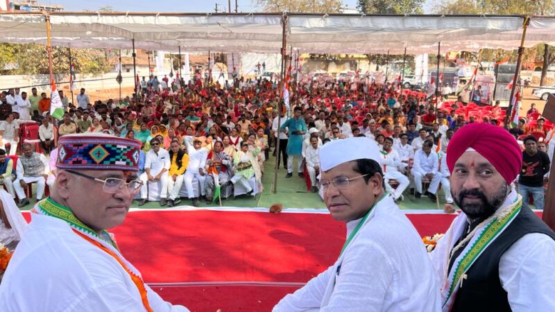 एआईसीसी के पर्यवेक्षक अरुण यादव प्रदेश कांग्रेस अध्यक्ष मोहन मरकाम ने रायपुर के गांधी मैदान में शुरू किया हाथ से हाथ जोड़ो* पदयात्रा