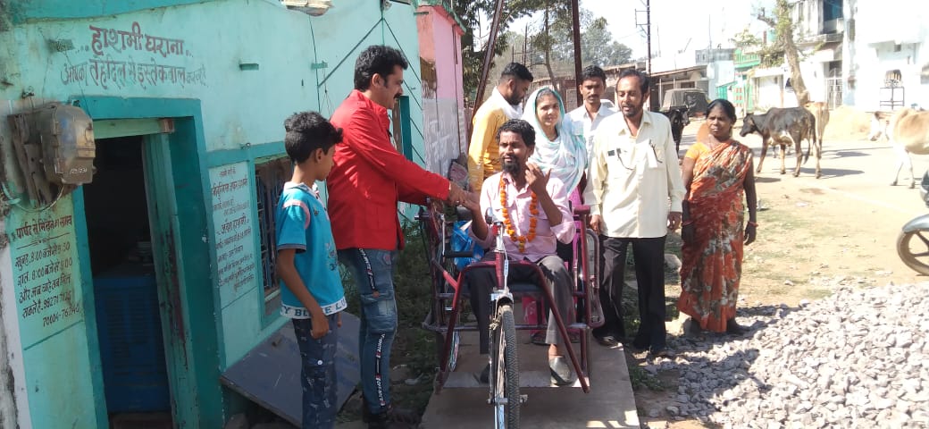 पार्षद हाशमी के प्रयास से दिव्यांग को मिला ट्रायसिकल