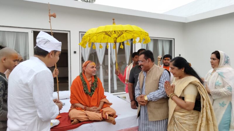 परम पूज्य ज्योतिष पीठाधीश्वर जगत गुरू शंकराचार्य स्वामी श्री अविमुक्तेश्वरानंद सरस्वती जी महाराज से अभय नारायण राय ने सपरिवार आशीर्वाद प्राप्त किया