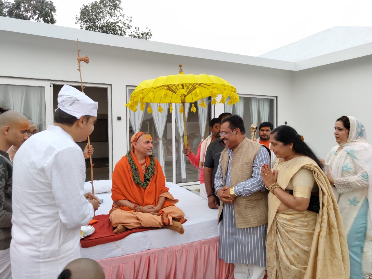 परम पूज्य ज्योतिष पीठाधीश्वर जगत गुरू शंकराचार्य स्वामी श्री अविमुक्तेश्वरानंद सरस्वती जी महाराज से अभय नारायण राय ने सपरिवार आशीर्वाद प्राप्त किया