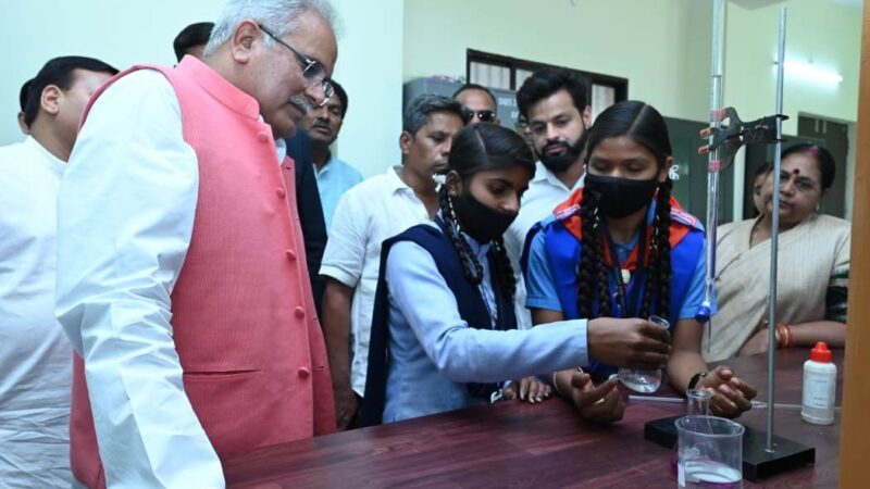 सैजेस जामगांव (एम) के बच्चों ने एस्ट्रो लैब में मुख्यमंत्री को दिखाया कैसे अलग-अलग ग्रहों पर ग्रेविटी का होता है अलग प्रभाव
