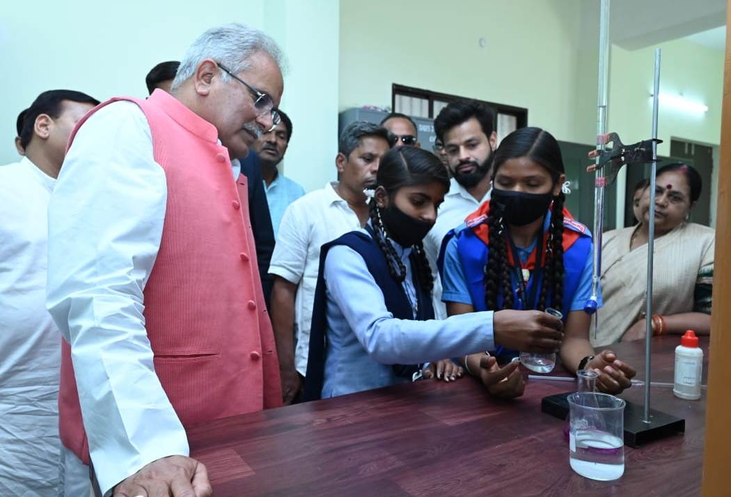 सैजेस जामगांव (एम) के बच्चों ने एस्ट्रो लैब में मुख्यमंत्री को दिखाया कैसे अलग-अलग ग्रहों पर ग्रेविटी का होता है अलग प्रभाव