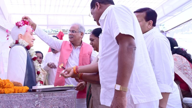 मुख्यमंत्री ने स्व. श्री चंदूलाल चंद्राकर जी की प्रतिमा का किया अनावरण