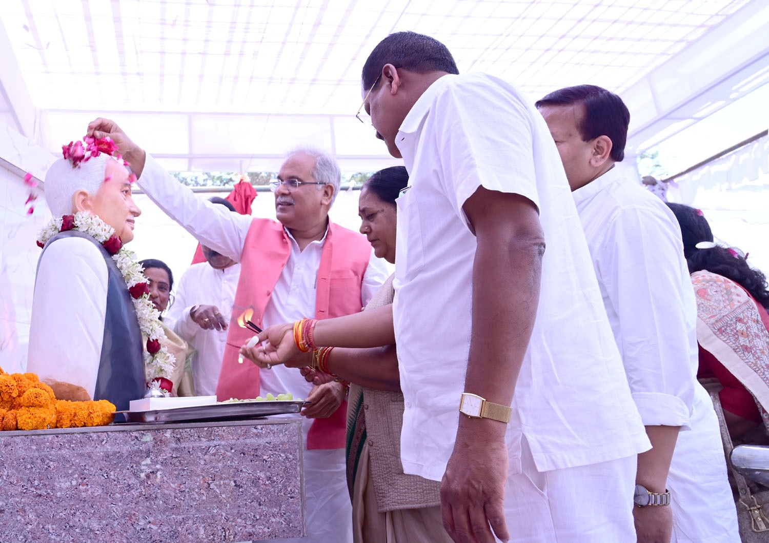 मुख्यमंत्री ने स्व. श्री चंदूलाल चंद्राकर जी की प्रतिमा का किया अनावरण